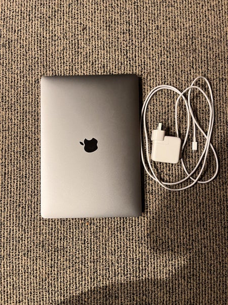 MacBook air 2020 M1 Chip + charger63613179108609114