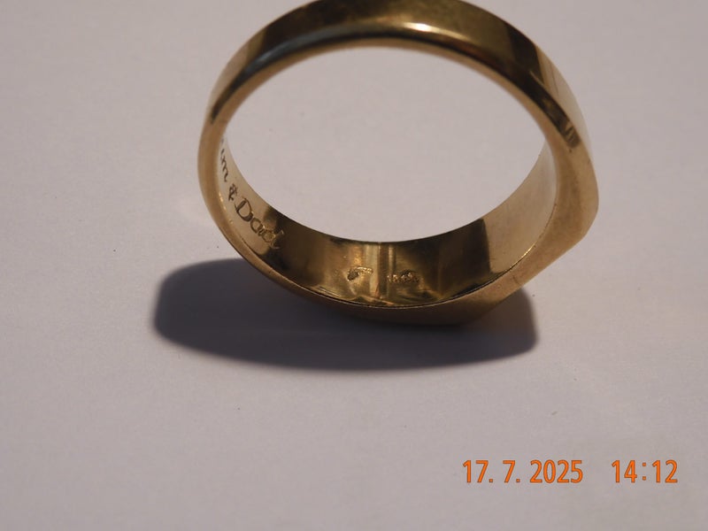 2 engraved solid gold signets rings. Carousel 2