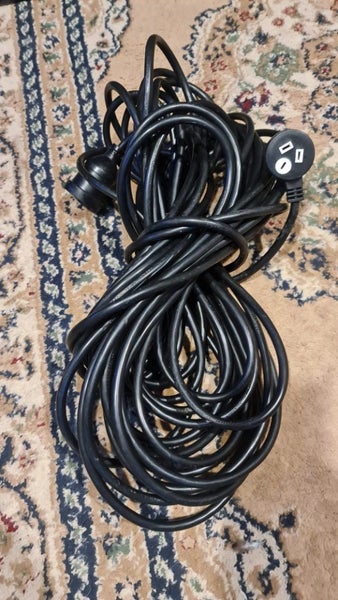 Black piggyback plug extension cord Carousel 2