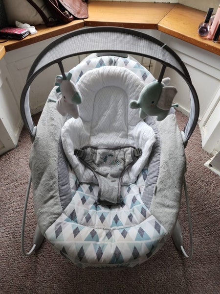Ingenuity automatic baby bouncer Carousel 2