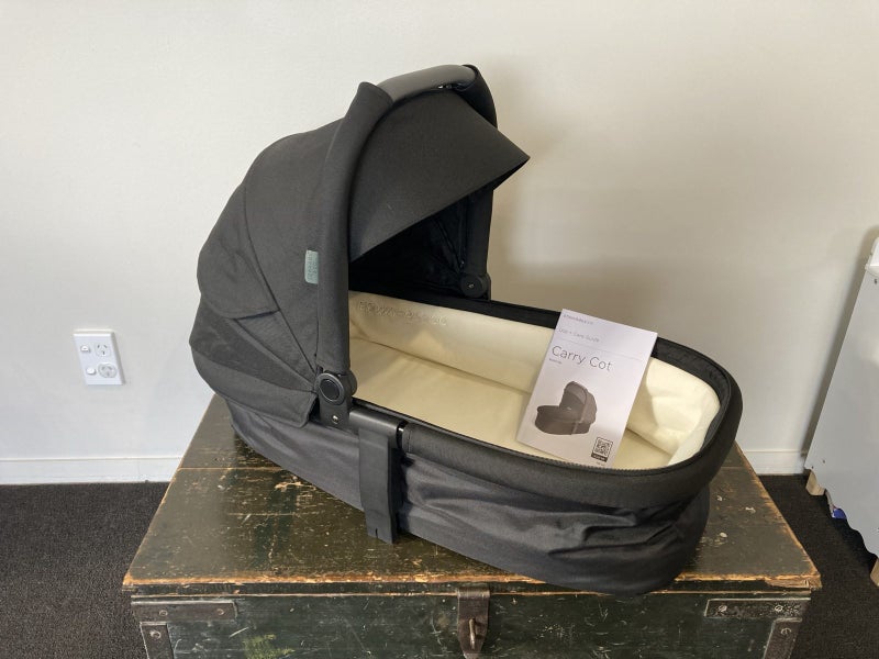 Edward’s and Co Carry Cot/Bassinet Carousel 1