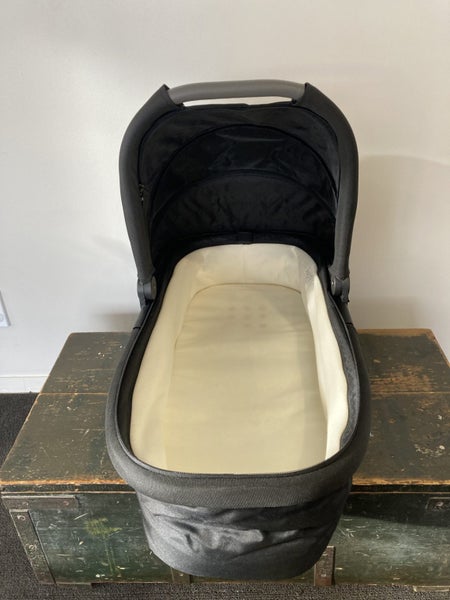Edward’s and Co Carry Cot/Bassinet Carousel 6