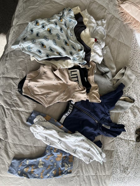 Bulk lot baby clothes Carousel 1