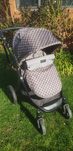 Mountain Buggy Cosmopolitan Geo Carousel 2
