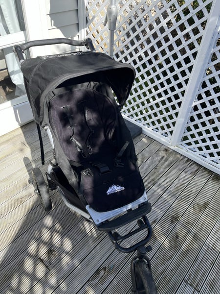 Mountain Buggy Urban Jungle + Carrycot Carousel 1