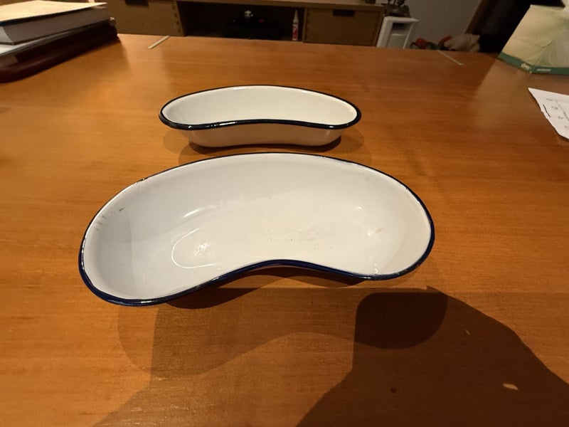 Enamel Kidney Shaped Dishes White/Blue Black (2 pieces) Carousel 1