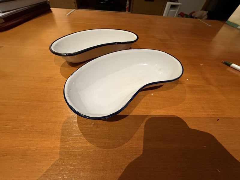 Enamel Kidney Shaped Dishes White/Blue Black (2 pieces) Carousel 7