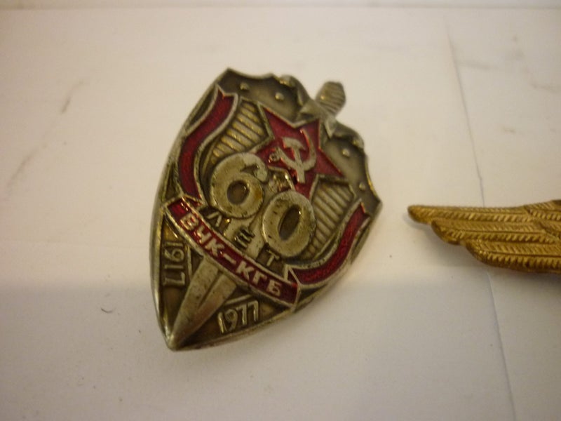 RUSSIAN ? BADGES X 3 Carousel 2