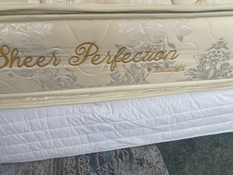 King bed - excellent condition63613517560962112