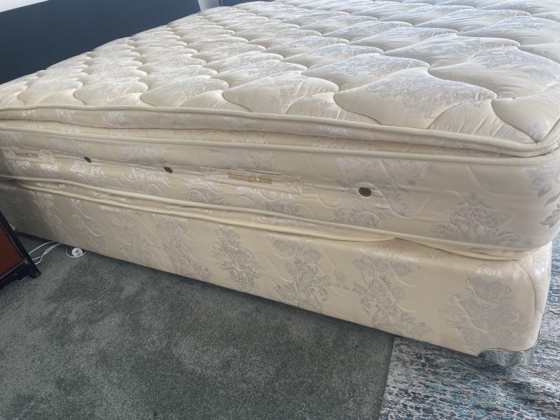 King bed - excellent condition63613517560962113