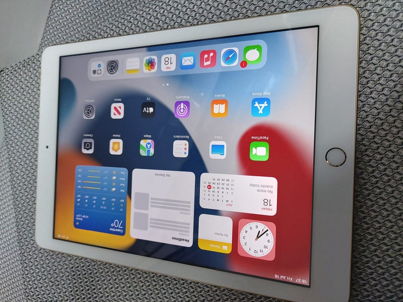 Apple iPad 5th Gen Wi-Fi 32GB Gold Carousel 2