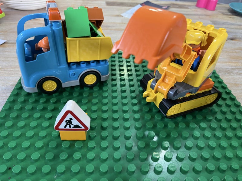 Duplo Truck and tracked excavator Carousel 1
