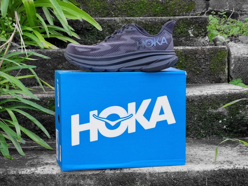 Hoka Clifton 9 Triple Black Carousel 1