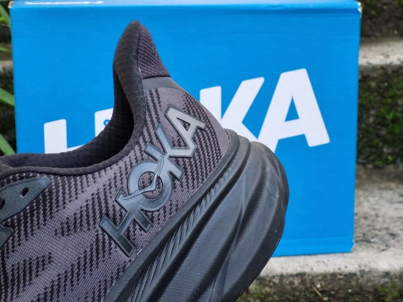 Hoka Clifton 9 Triple Black Carousel 7