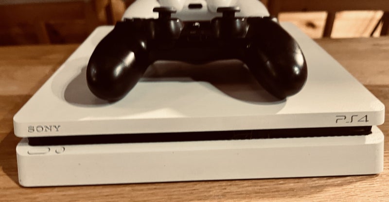 PS4 SLIM 500GB CONSOLE WHITE Carousel 1