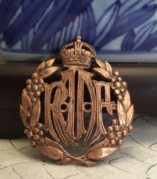 WW2 Royal Australian Airforce (RAAF) Other Ranks Cap Badge Carousel 1