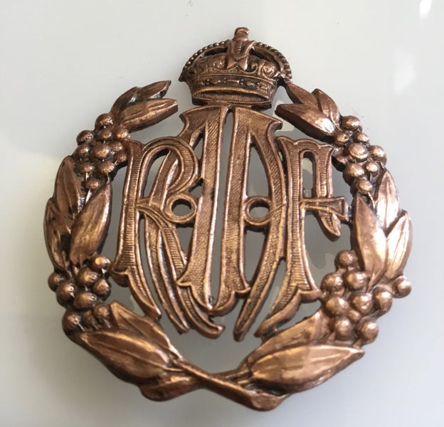 WW2 Royal Australian Airforce (RAAF) Other Ranks Cap Badge Carousel 2