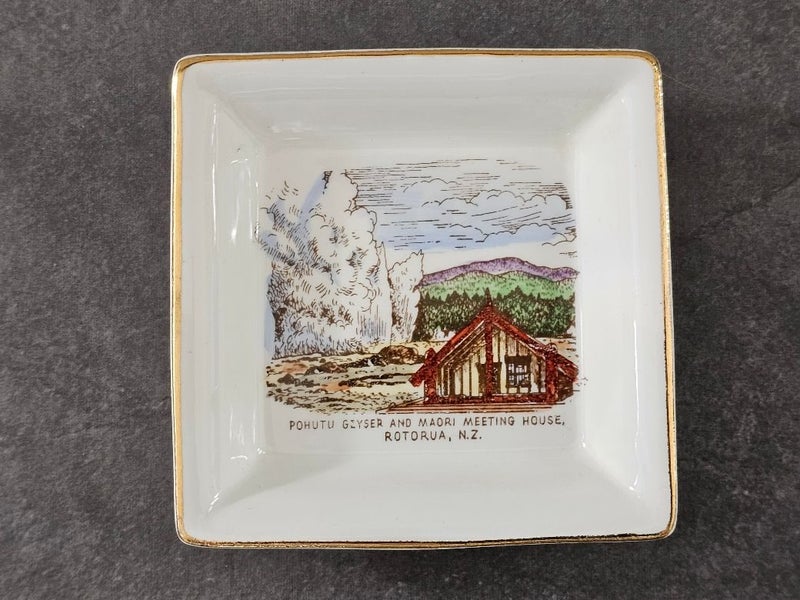 Vintage 1950's NZ Tourist Pieces Depicting NZ Locations. Made in England. VGC. Carousel 8