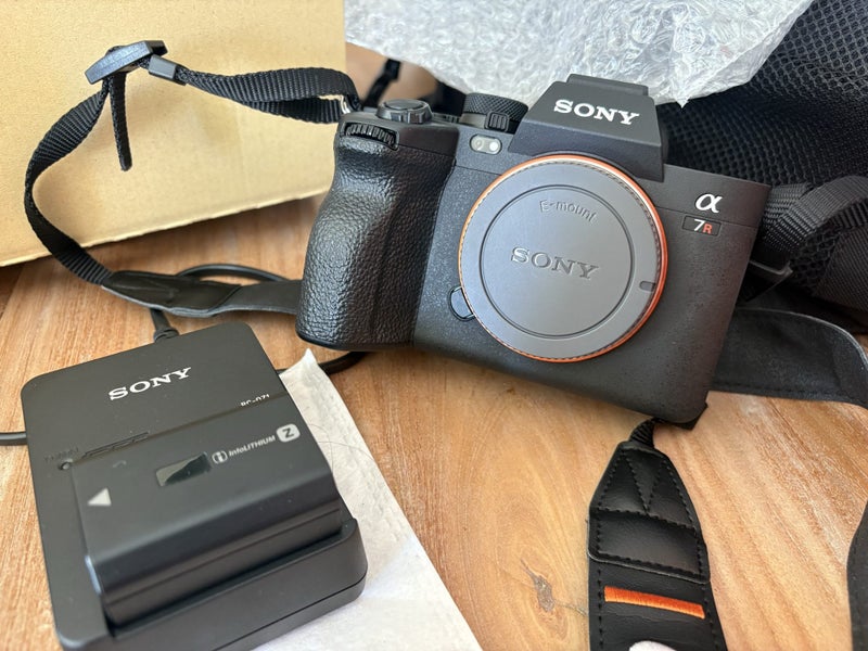 Sony A7R V Full Frame Camera Bundle – Like New (Used Twice) Carousel 2