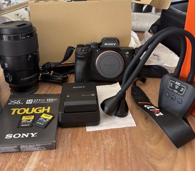 Sony A7R V Full Frame Camera Bundle – Like New (Used Twice) Carousel 1