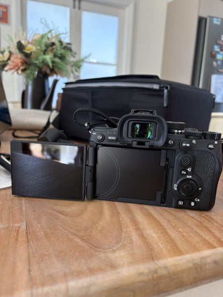 Sony A7R V Full Frame Camera Bundle – Like New (Used Twice) Carousel 10