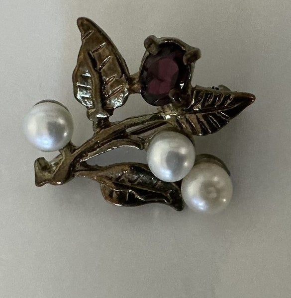 LOOKING FOR Stunning BROOCH WITH 3 GENUINE PEARL AND ONE GARNET - C 1940s - Carousel 1