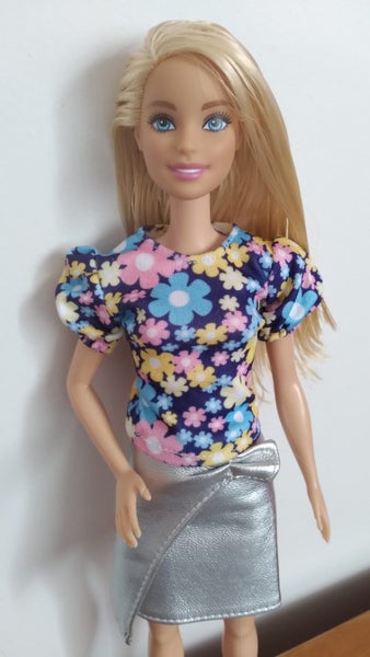 Barbie Doll with extra Outfits Carousel 2