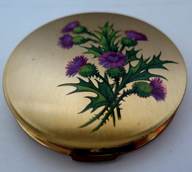 VINTAGE 1960s STRATTON GOLD TONE SCOTCH THISTLE MOTIF POWDER COMPACT Carousel 1
