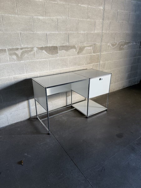 USM Haller Desk Carousel 1