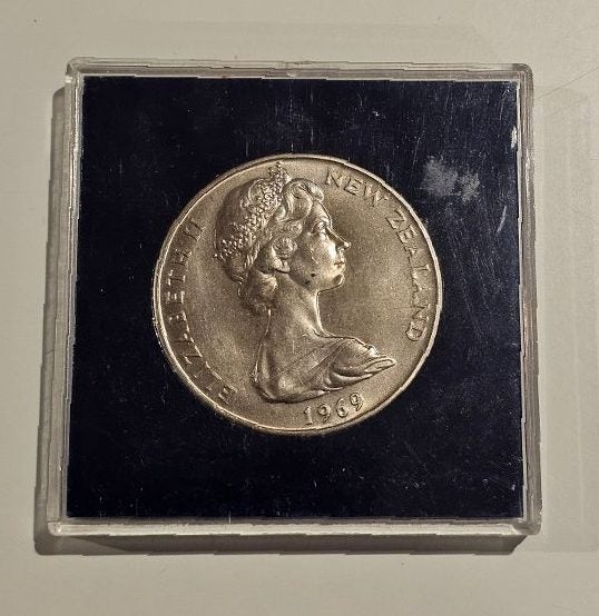1969 New Zealand $1 Commemorative Cook Bi-Centenary Coin. 1769-1969. Error Coin. Carousel 2