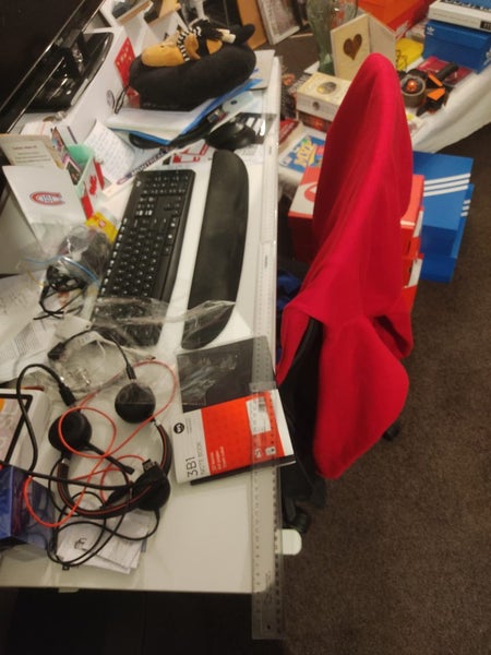 Electric stand up desk.Pick up CHB. Flat pack.Requires assembly-delivery options Carousel 2