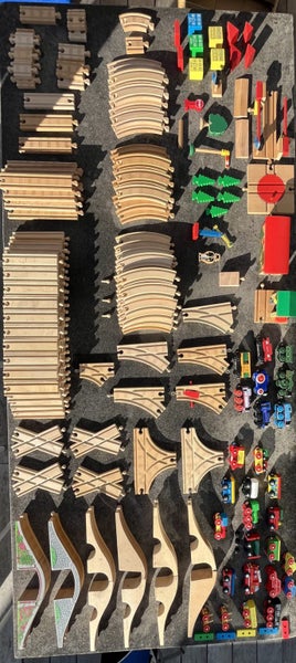 Massive Thomas the Tank Engine & non-branded wooden train collection Carousel 1