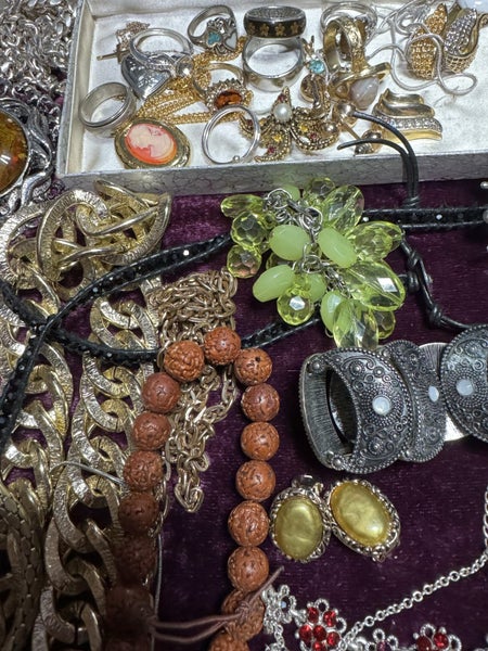 HUGE ESTATE LOT OF VINTAGE JEWELLERY Carousel 2