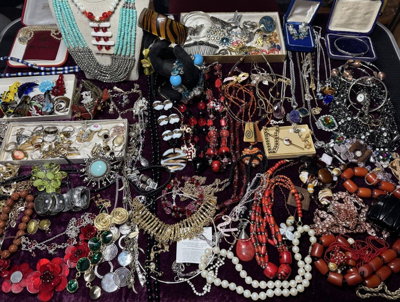 HUGE ESTATE LOT OF VINTAGE JEWELLERY Carousel 1
