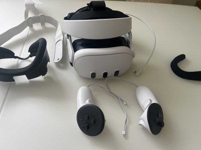 Meta Quest 3 512GB + Accessories Carousel 1