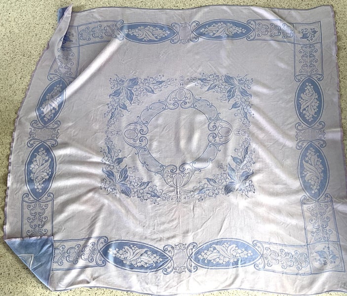 ** RETRO TABLE CLOTH ** LAVENDER HAZE ** AS NEW ** 126 x 118 cm ** Carousel 3