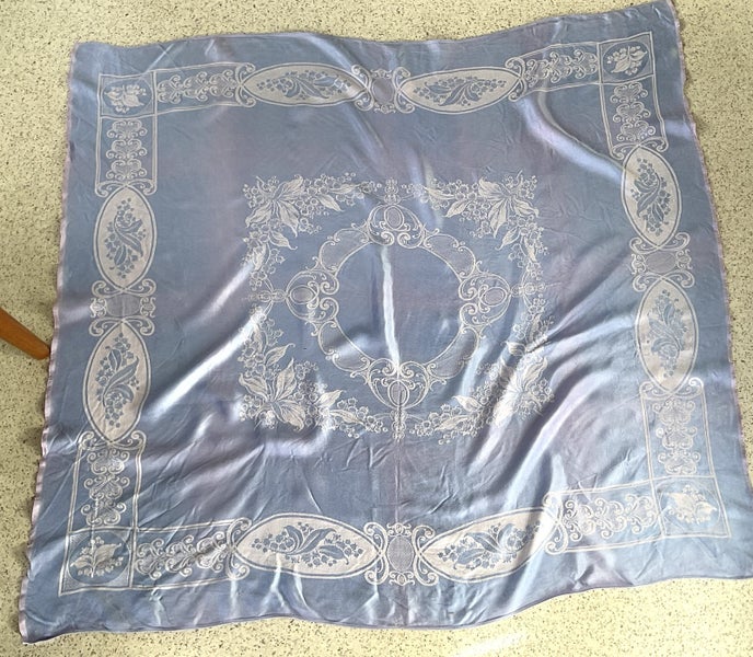 ** RETRO TABLE CLOTH ** LAVENDER HAZE ** AS NEW ** 126 x 118 cm ** Carousel 1