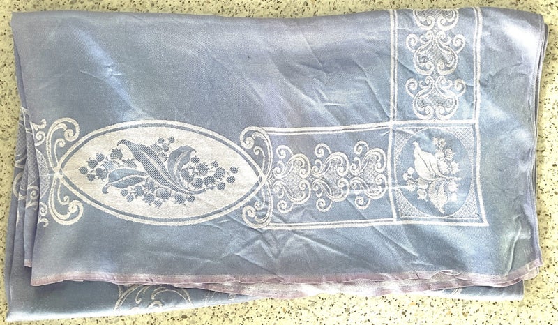 ** RETRO TABLE CLOTH ** LAVENDER HAZE ** AS NEW ** 126 x 118 cm ** Carousel 2