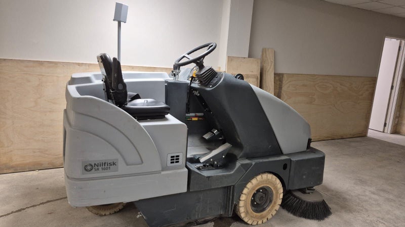 Nilfisk SR1601 Ride-On Sweeper Carousel 1