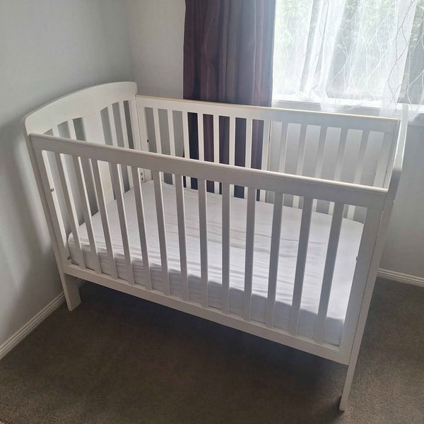 baby cot + mattress + sheet Carousel 1