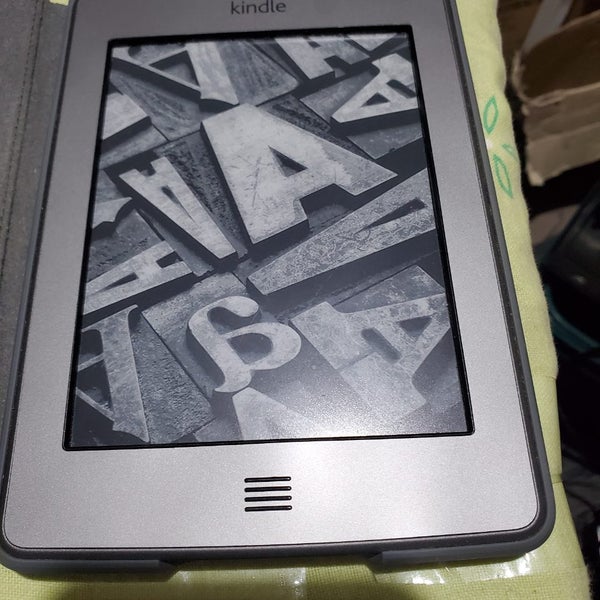 Amazon Kindle Touch (4th Gen.) D01200 - 4GB - Wi-Fi - 6" eReader - Gray in Hard Carousel 7