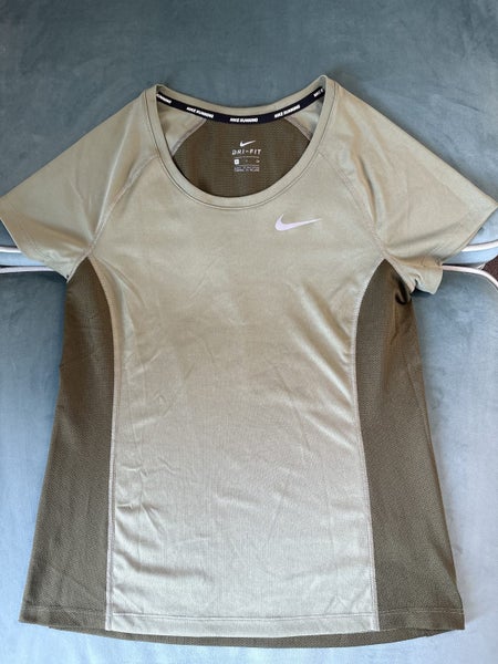 Nike dri-fit women’s sports top. Small63614939766913119