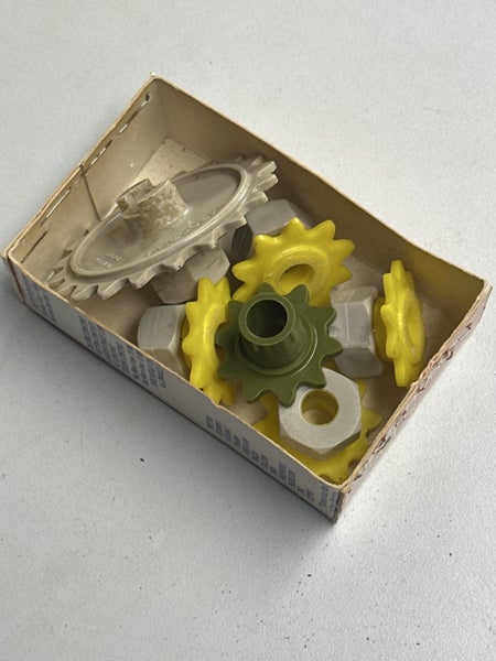 Meccano Plastic Sprockets for use with track Carousel 1