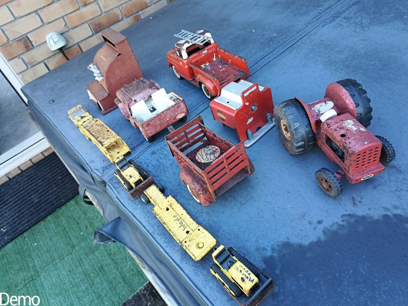 TONKA TOYS - ONE BOX LOT OF 10 OR 12 VINTAGE METAL TONKA TOYS (See photos) Carousel 2
