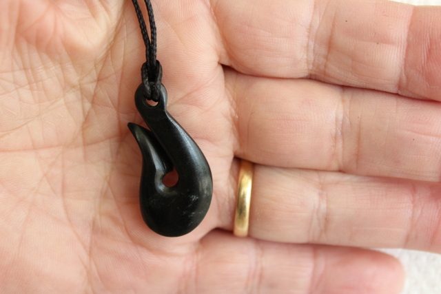BEAUTIFUL SMALL HOOK PENDANT KAWAKAWA/ DARK / pounamu Twist #209 Carousel 2