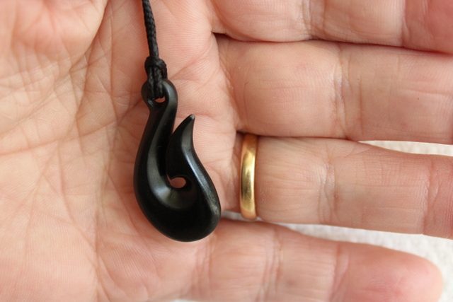 BEAUTIFUL SMALL HOOK PENDANT KAWAKAWA/ DARK / pounamu Twist #209 Carousel 1