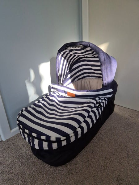 Mountain Buggy Carrycot Plus for Urban Jungle, Terrain and +One Carousel 1