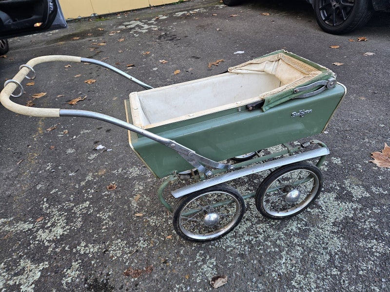 VINTAGE PEDIGREE DOLLS PRAM Carousel 2