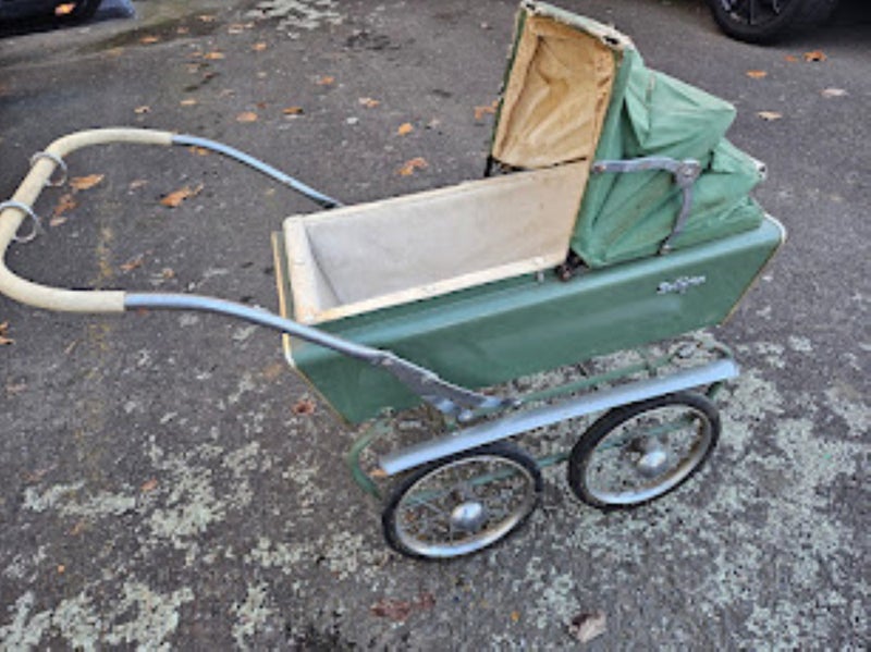 VINTAGE PEDIGREE DOLLS PRAM Carousel 1