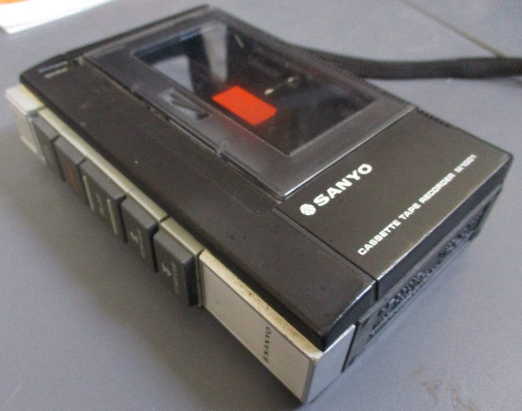 VINTAGE SANYO M1001 CASSETTE TAPE RECORDER Carousel 1